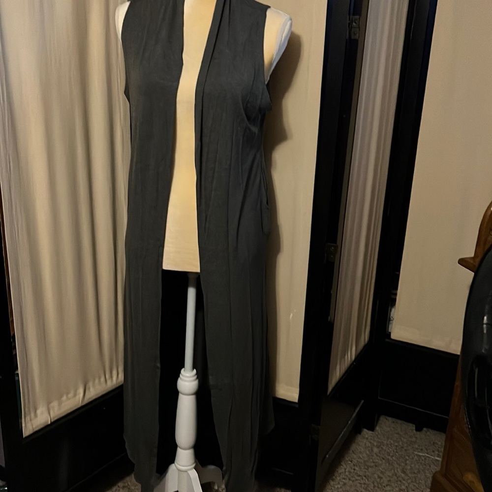 Women’s sleeveless cardigan with pockets
